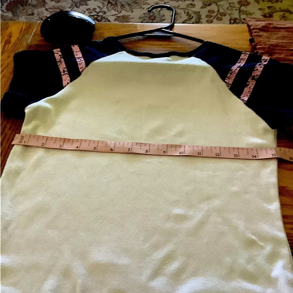 Girls pre owned T-shirt. - Picture 2 of 3